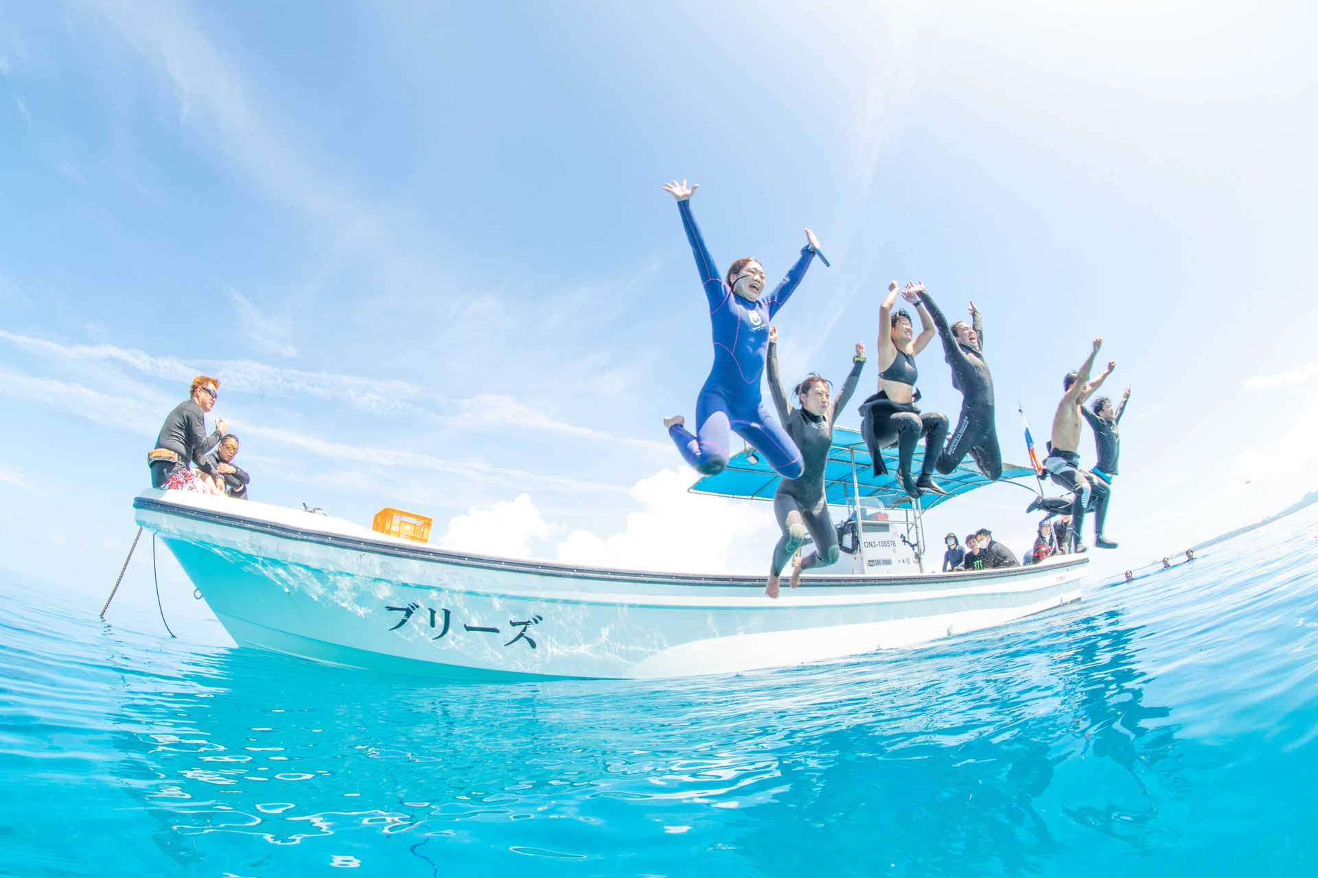 写真：ボートから海に一斉に飛び込む参加者