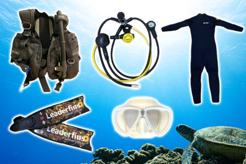 写真：各種ダイビング機材。BCD, レギュレーター、マスク、ウェットスーツ、フィンなど